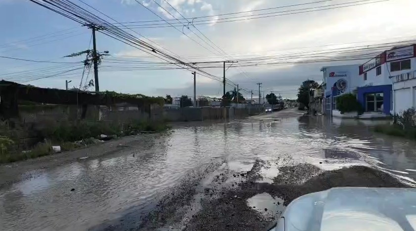 A pesar del cese de lluvias, calles y avenidas en SDO permanecen inundadas