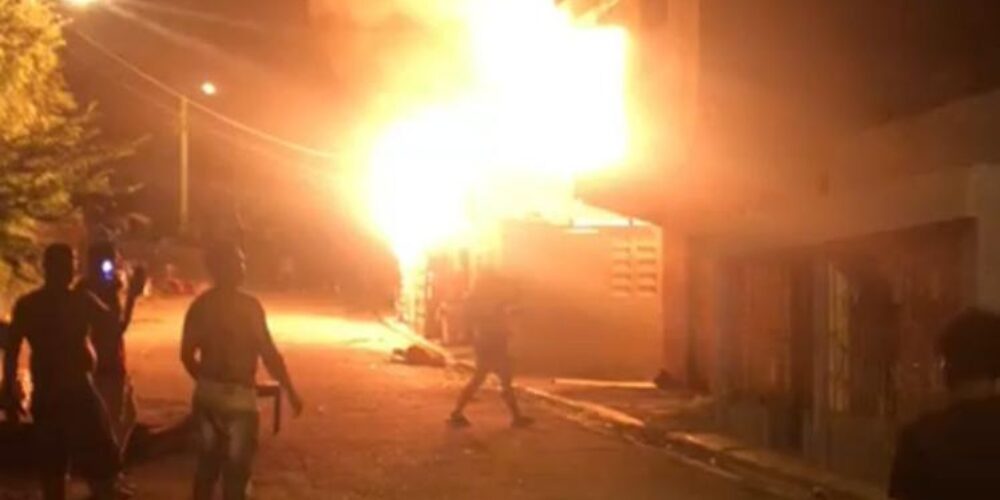 Incendio afecta varias viviendas en el sector Refey de Santiago