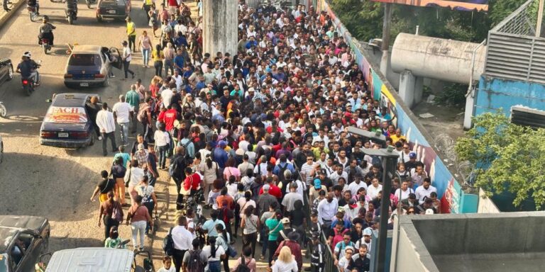 ¿Hasta cuándo? Se repite el caos en estación Mamá Tingó por puerta fuera de servicio