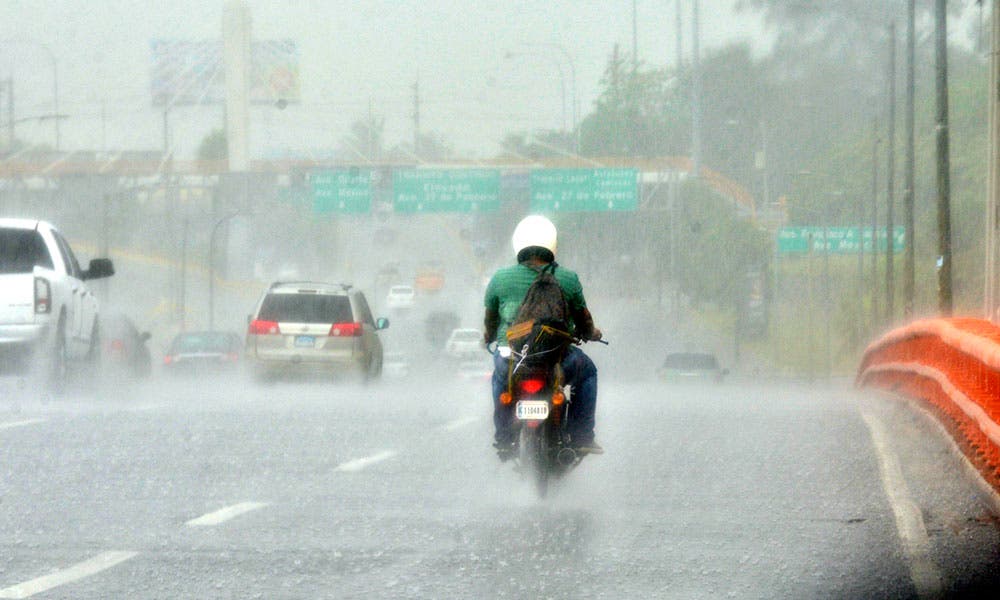 Aguaceros provocan inundaciones en principales vías del Gran Santo Domingo