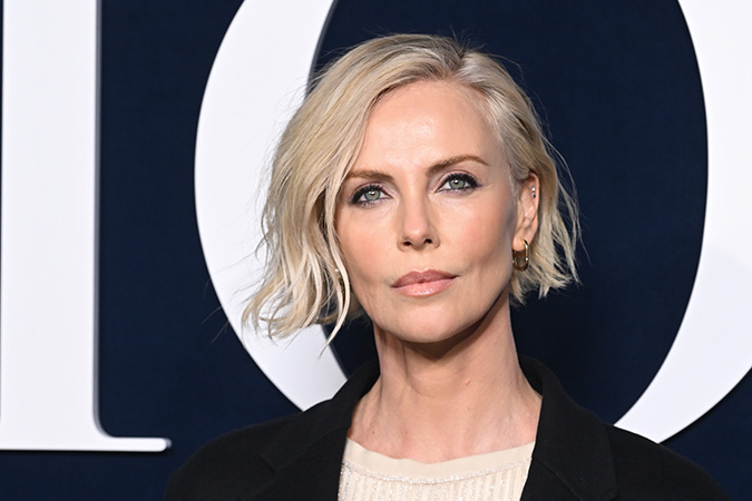 Charlize Theron ironiza sobre la boda de Jeff Bezos y lanza fuerte discurso por los derechos humanos