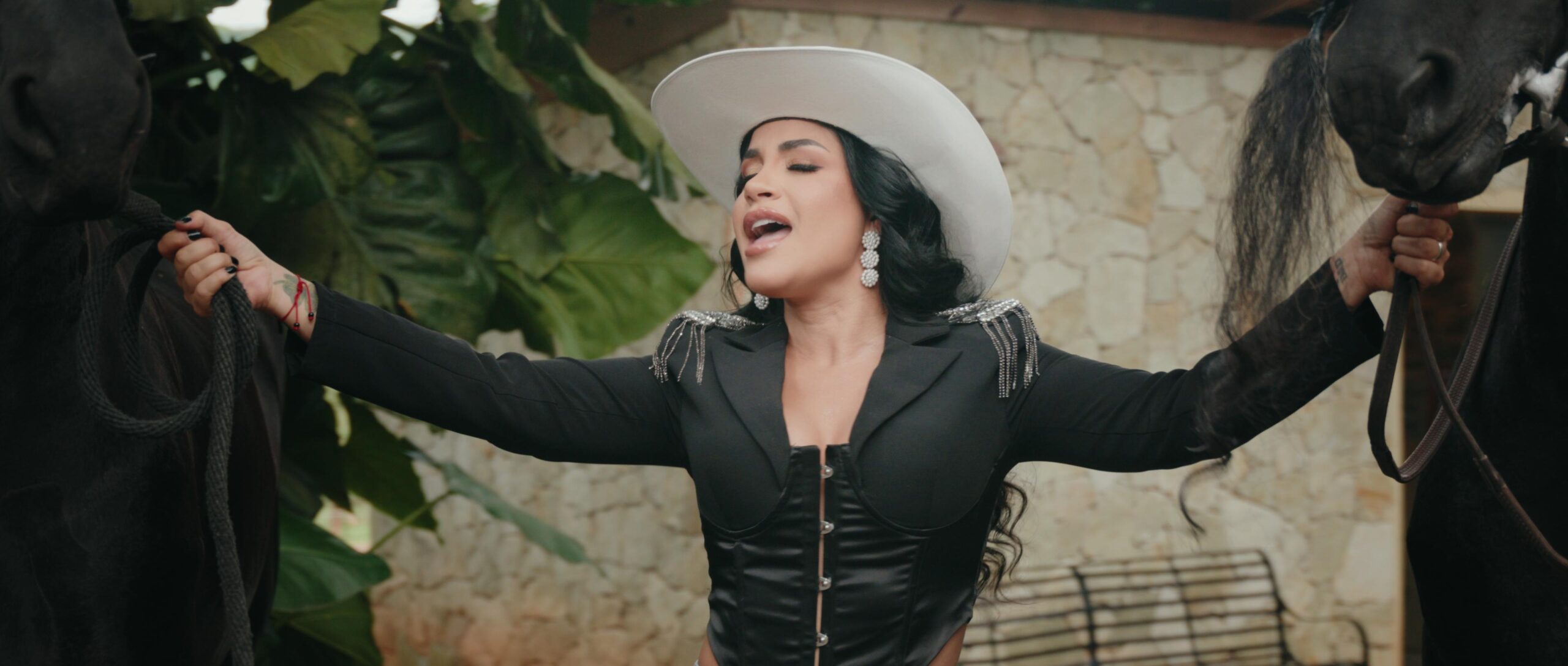 Luisanna Grullón estrena su vibrante videoclip “Ay Ay Ay”, dirigido por Lowensky Natera