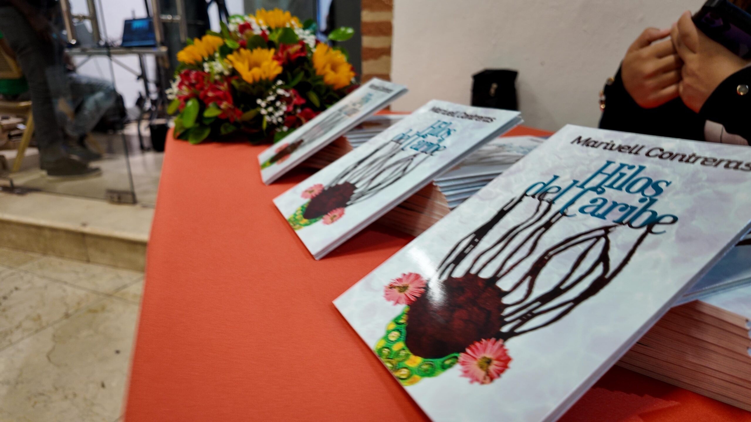 Marivell Contreras presenta su libro “Hilos del Caribe” una reflexión sobre identidad, memoria y cabello