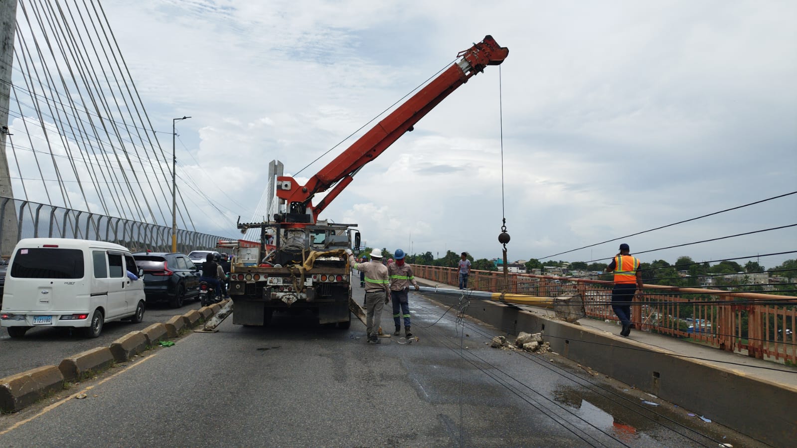 CUED y Obras Públicas coordinarán reposición de postes eléctricos en el Puente de la 17
