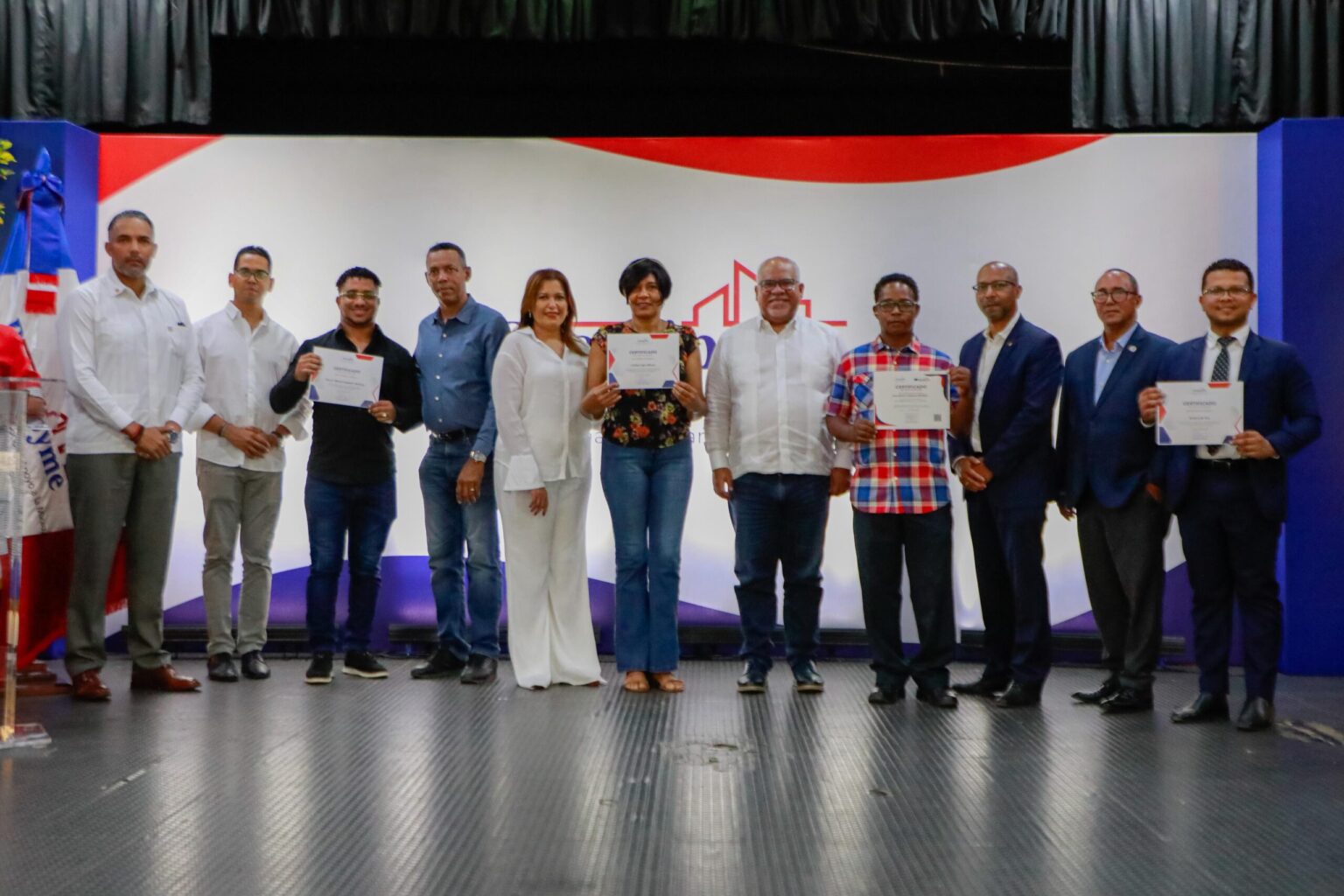 Emprendedores reciben su préstamo por parte del director de Promipyme.
