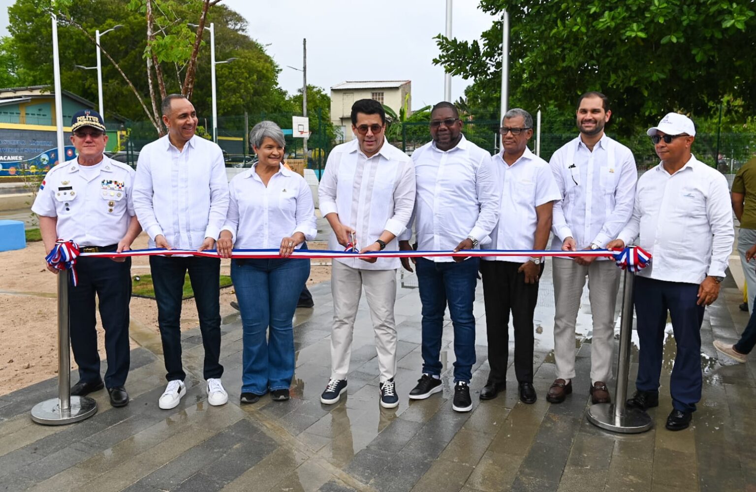 David Collado entrega remozada Plaza Marcelino Marte "Canito", en Guayacanes