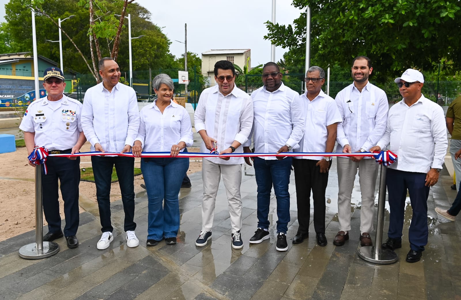 David Collado entrega remozada Plaza Marcelino Marte "Canito", en Guayacanes