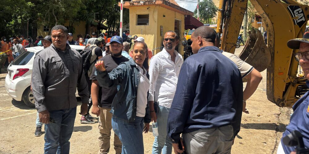 Alcaldesa de SDN sobre búsqueda de niña arrastrada por cañada: “Hoy se integran botes y caninos”