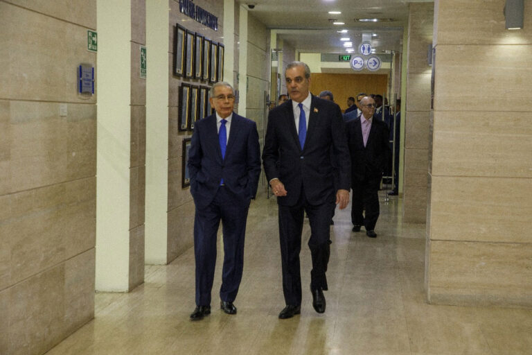 Presidente Abinader visitara al expresidente Danilo Medina para continuar el dialogo sobre la crisis haitiana | Noticias de hoy en De Último Minuto