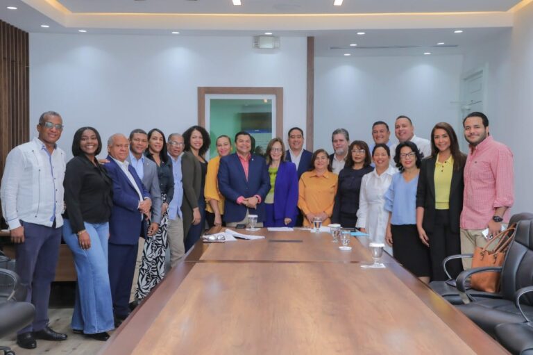 Empresarios reconocen a Tobías Crespo y miembros Comisión de Contratos de CD