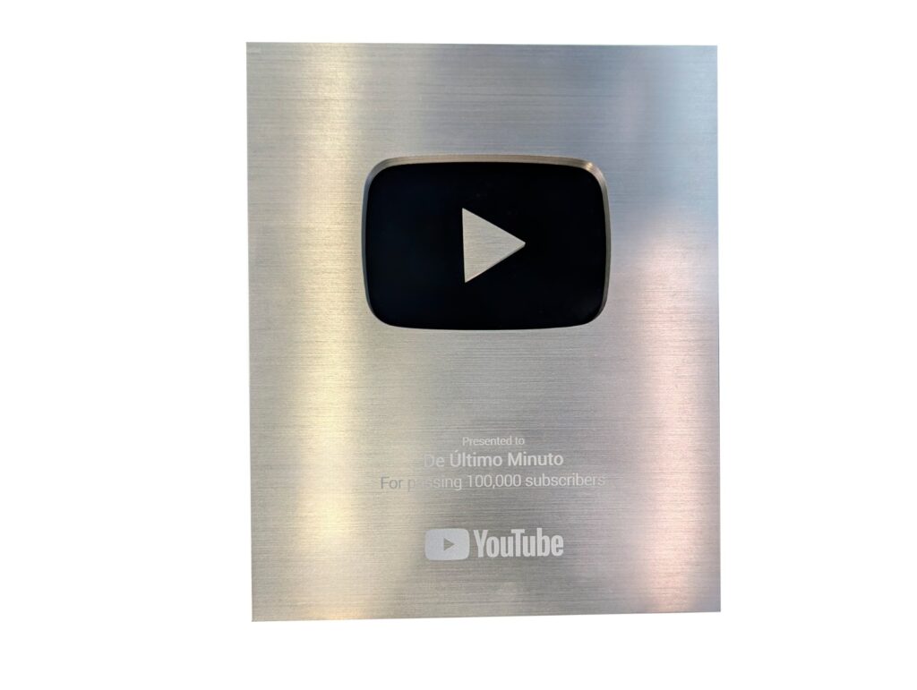 De Último Minuto recibe placa de YouTube por alcanzar los 100 mil suscriptores
