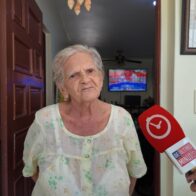 Manguera del camión de la CAASD no alcanza y deja sin agua a ancianita en el sector 30 de Mayo