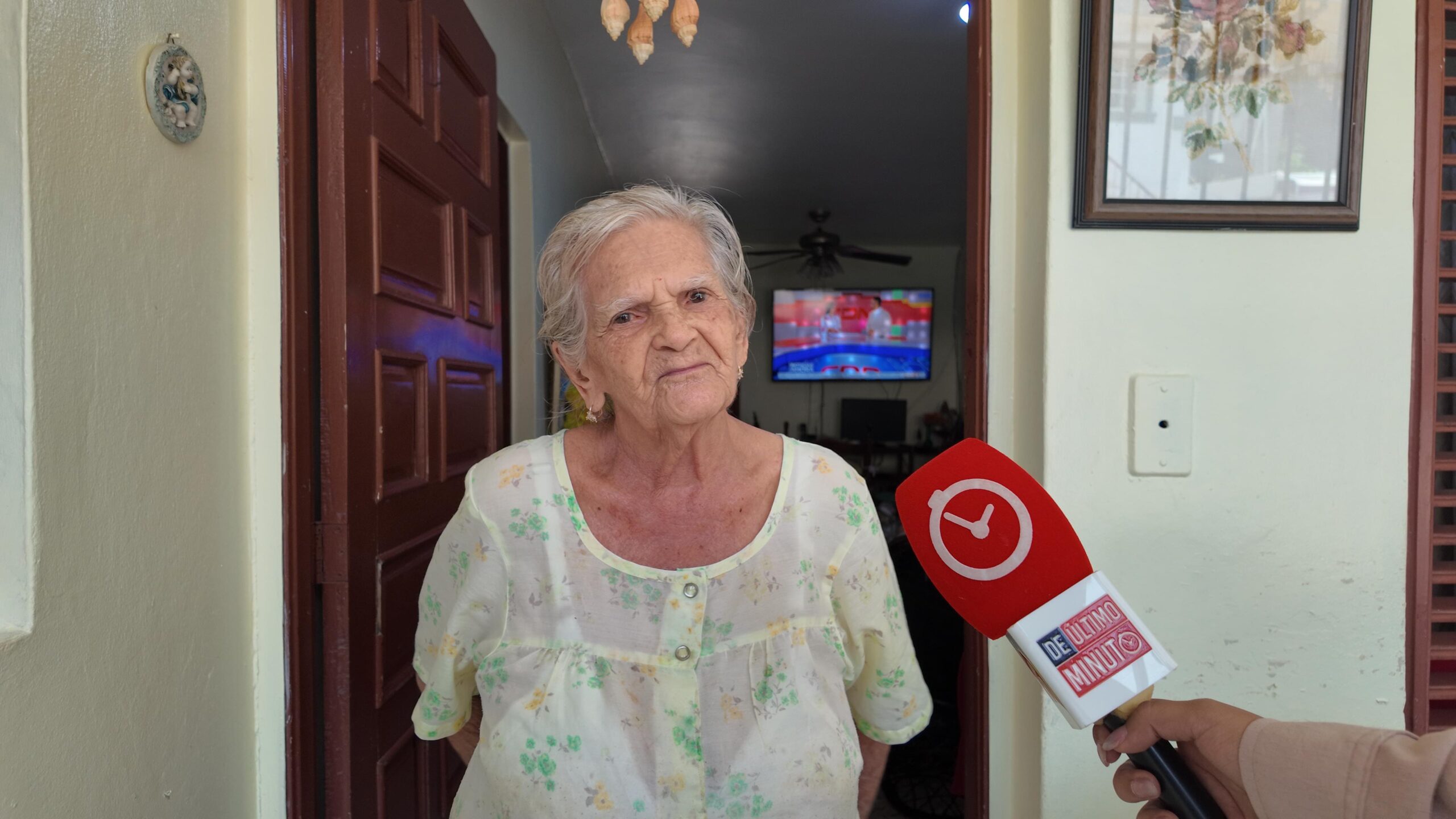 Manguera del camión de la CAASD no alcanza y deja sin agua a ancianita en el sector 30 de Mayo