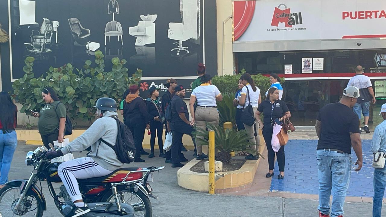Incendio afecta restaurante en plaza comercial de Santiago