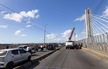 Varios postes del tendido eléctrico se caen en el puente de la 17