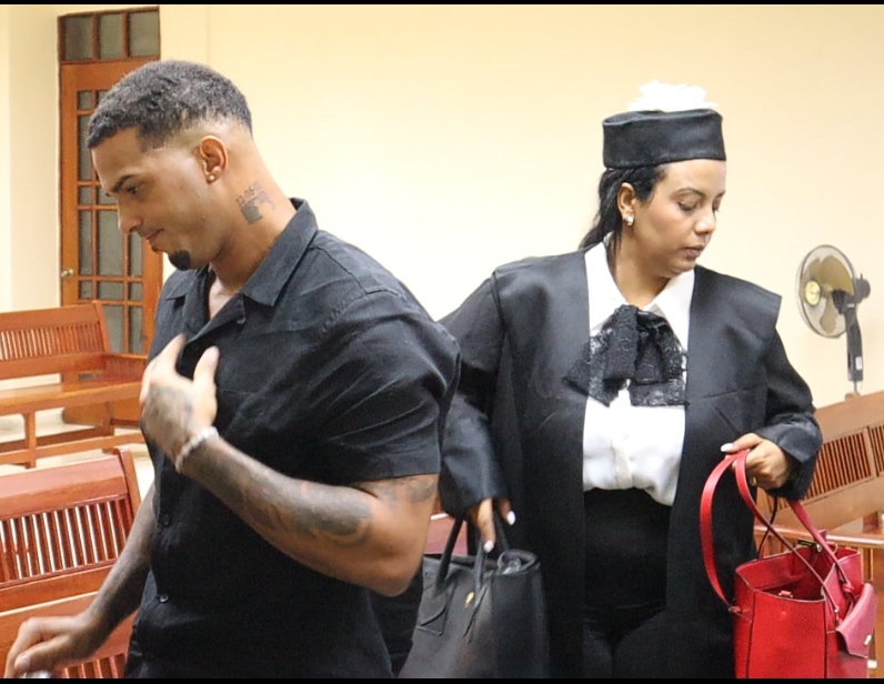 Abogada Irina Ventura y Wander Franco al terminar la audiencia.