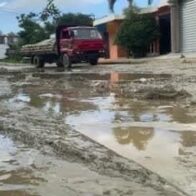 Indignación en Sabana Grande de Boyá por abandono de calles tras promesas incumplidas del MOPC