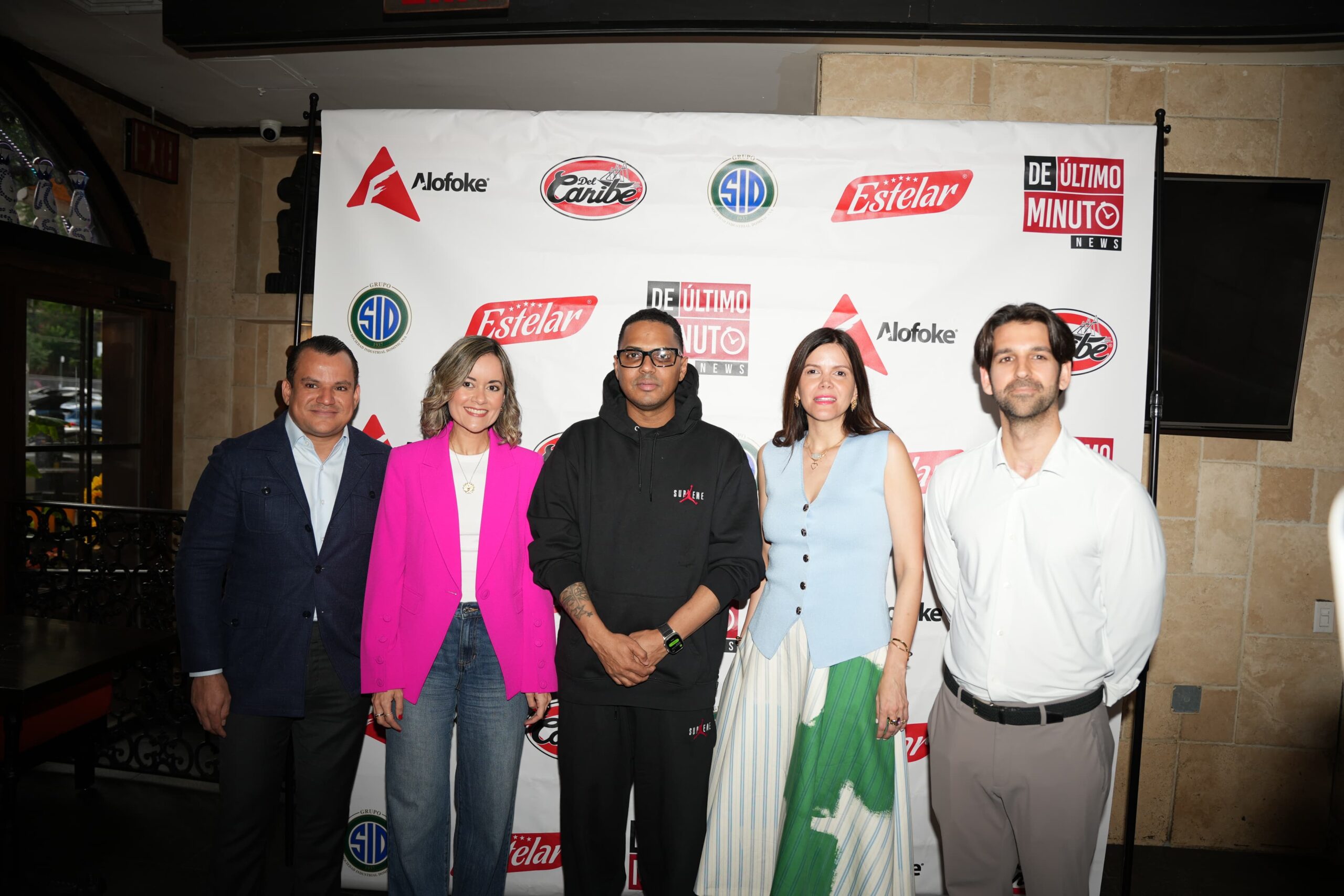 Alofoke y su equipo de talentos comparten un exclusivo Meet & Greet junto al equipo de Salami Súper Especial Estelar y Del Caribe Meat
