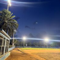 Alcaldesa Las Galeras resuelve crisis de iluminación en el play local