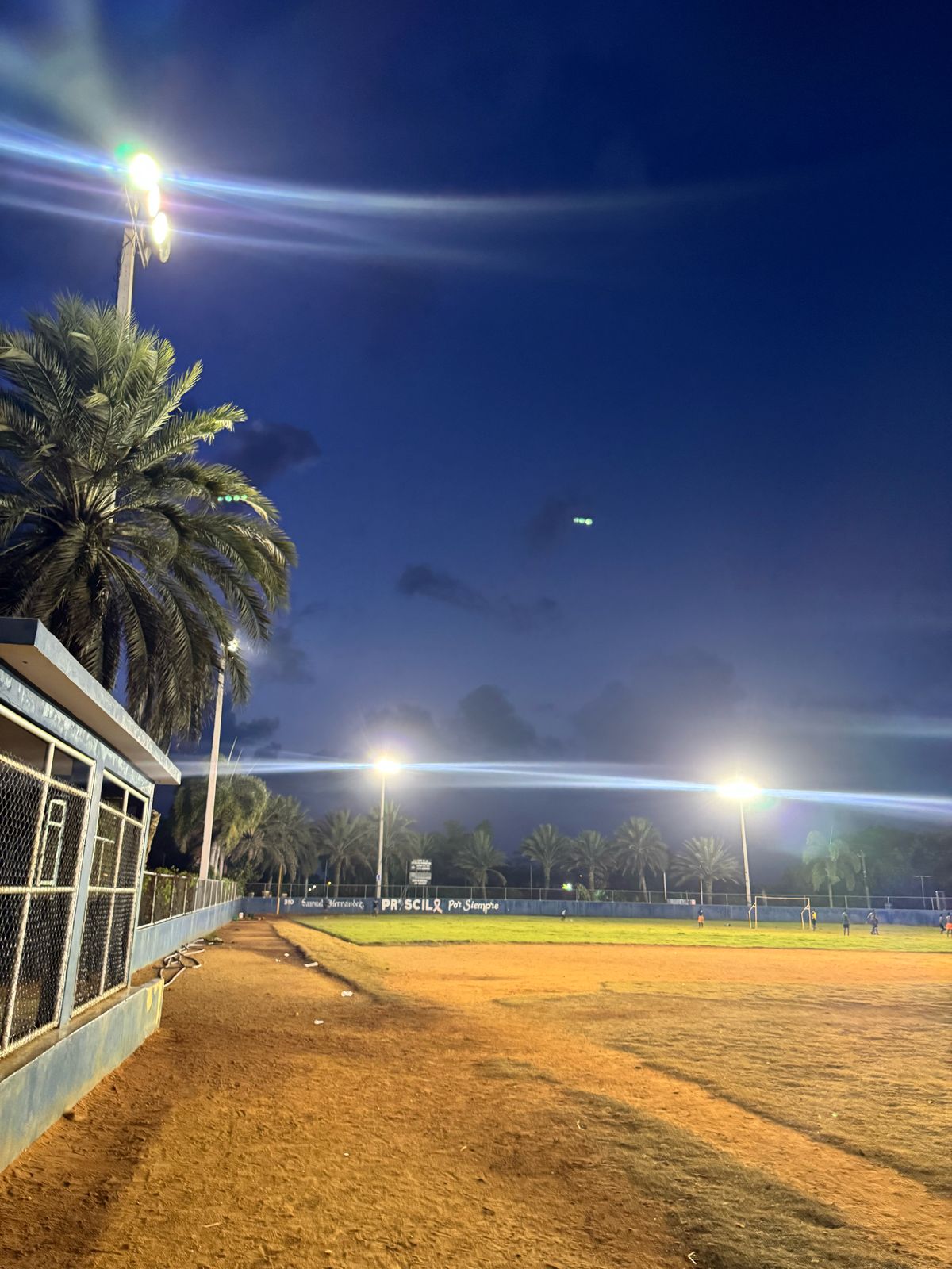 Alcaldesa Las Galeras resuelve crisis de iluminación en el play local