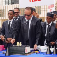 Abogados protestan con bizcocho negro frente al Congreso por retraso en aprobación de Código Penal