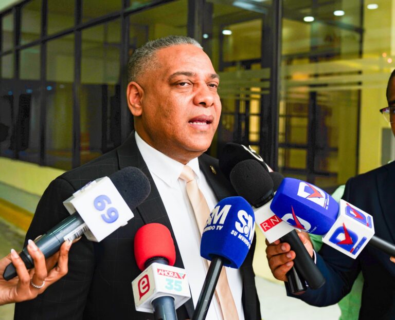 Diputado Carlos José Gil regresa al Congreso tras tragedia del Jet Set y exige justicia sin impunidad