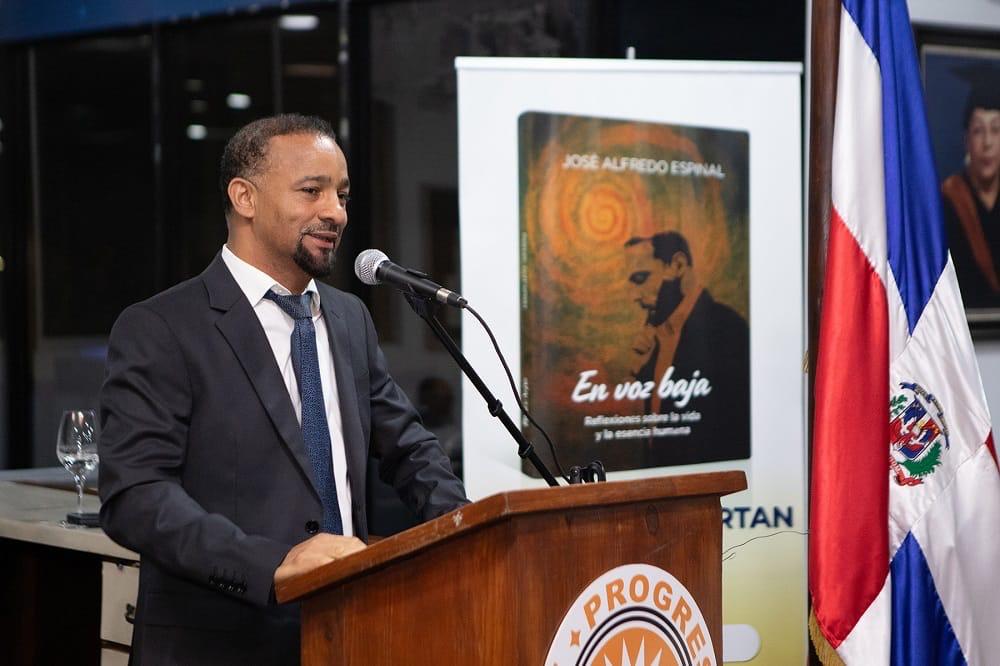 Periodista José Alfredo Espinal pone en circulación su primer libro “En voz baja”