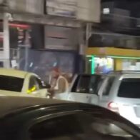 Hombre destruye con un bate vehículo de joven conductor en Santiago