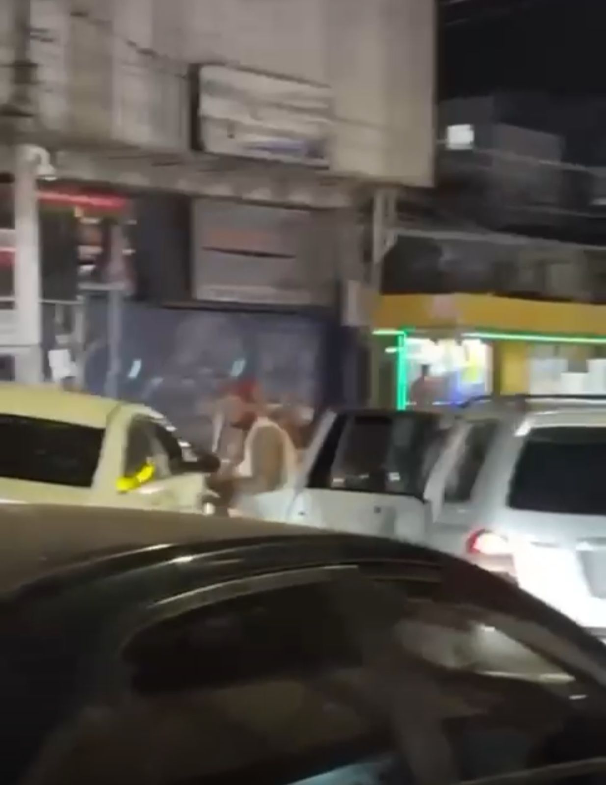 Hombre destruye con un bate vehículo de joven conductor en Santiago
