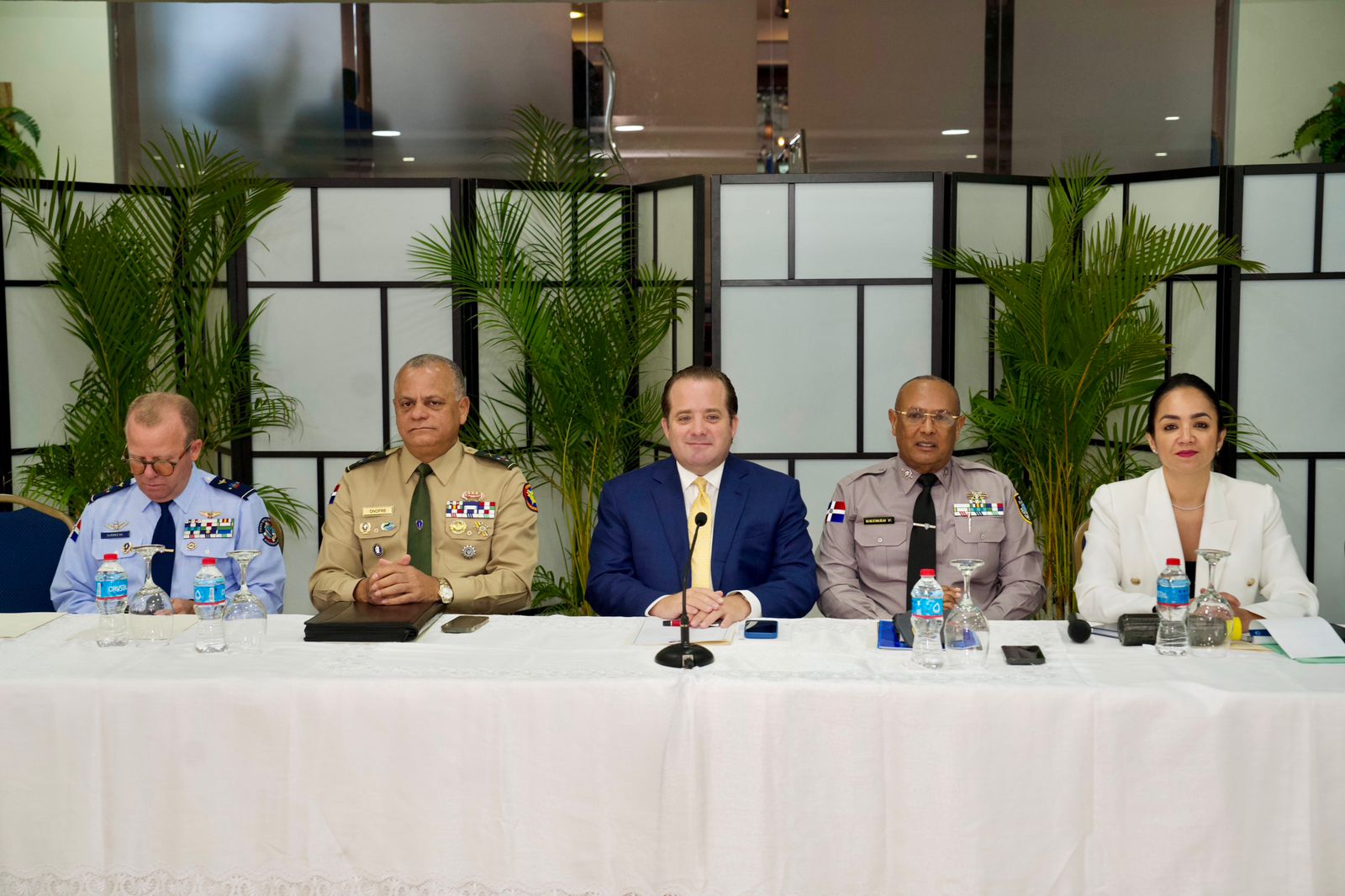 El encuentro inició a las 10:00 de la mañana, en el Salón del Club de Oficiales del Palacio de la Policía Nacional, donde se continúan evaluando las tareas asignadas, logros obtenidos y las medidas para seguir garantizando el bienestar de los dominicanos.