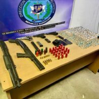PN y MP incautan armas de fuego, drogas y detienen seis personas durante allanamientos en Santiago