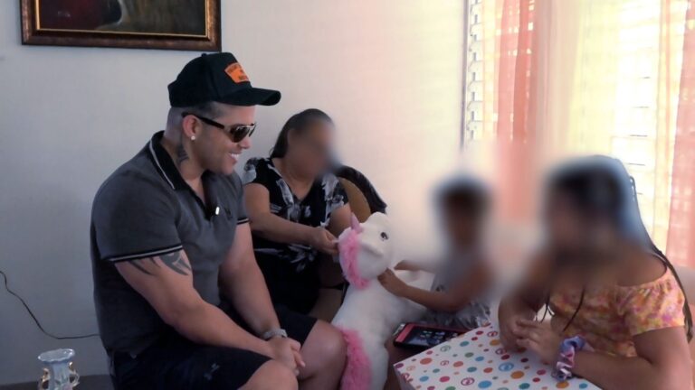 El Blachy lleva esperanza a niñas huérfanas tras la tragedia del Jet Set