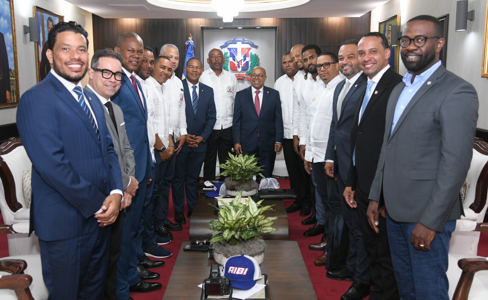 AIBI visita presidente Cámara de Diputados para tratar temas sobre protección del béisbol dominicano