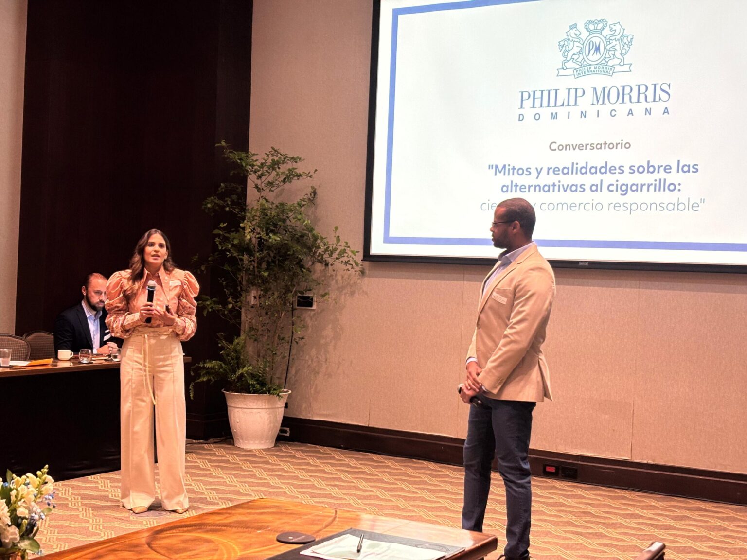Philip Morris realiza conversatorio sobre productos de nicotina de riesgo reducido en RD