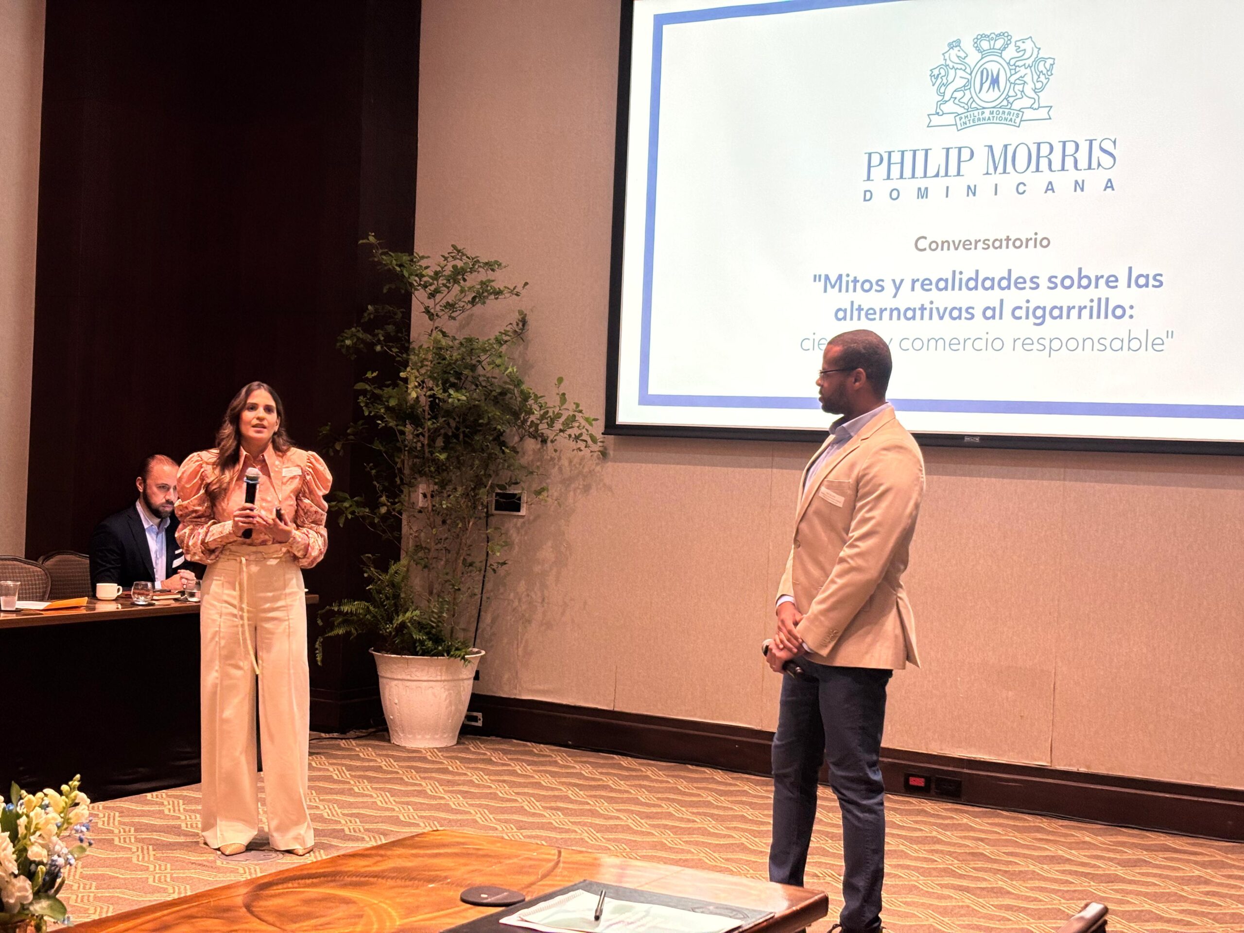 Philip Morris realiza conversatorio sobre productos de nicotina de riesgo reducido en RD