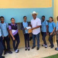 Alcalde de Bayaguana entrega aporte económico para promoción de estudiantes del Liceo de Sabana del Medio en Los Hidalgos