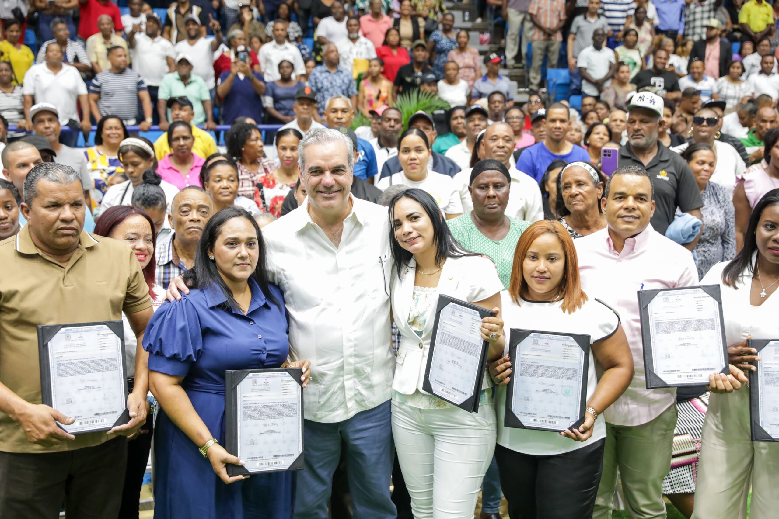 Abinader supera los 127 mil títulos de propiedad entregados en todo el país