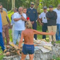 Alcaldía de Samaná recupera espacio de playa ocupado por ciudadano con problemas de salud mental