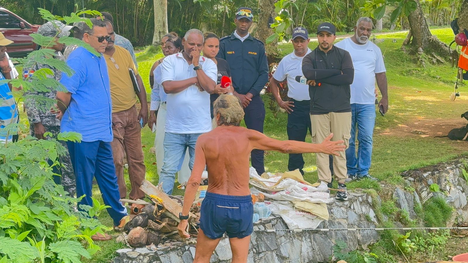 Alcaldía de Samaná recupera espacio de playa ocupado por ciudadano con problemas de salud mental