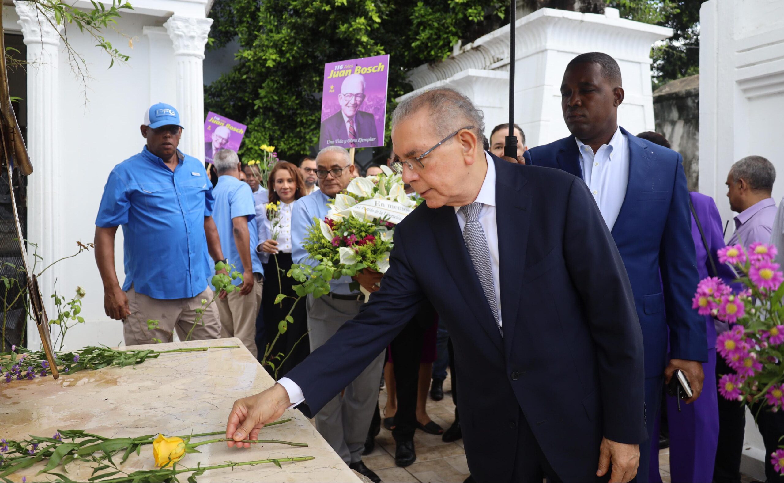 PLD honra legado de Juan Bosch con ofrenda por su 116 aniversario de nacimiento