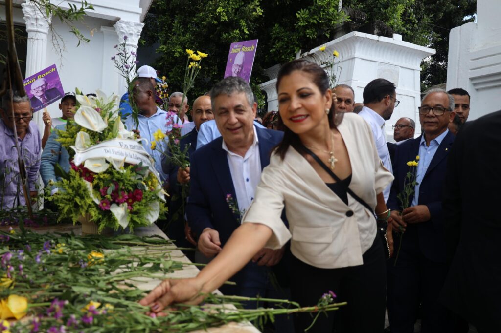 PLD honra legado de Juan Bosch con ofrenda por su 116 aniversario de nacimiento