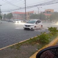 Lluvias a cántaros por más de una hora inundan calles en SDO