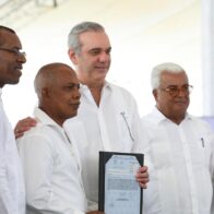 Abinader entrega 537 títulos de propiedad en Santiago