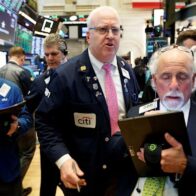 Wall Street abre mixto, mientras EE.UU. y China reanudan las negociaciones comerciales