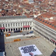 Otra enorme pancarta contra Bezos en el centro de Venecia a pocos días de su boda