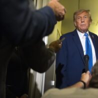 Trump exige rendición incondicional de Irán y advierte sobre posible acción militar