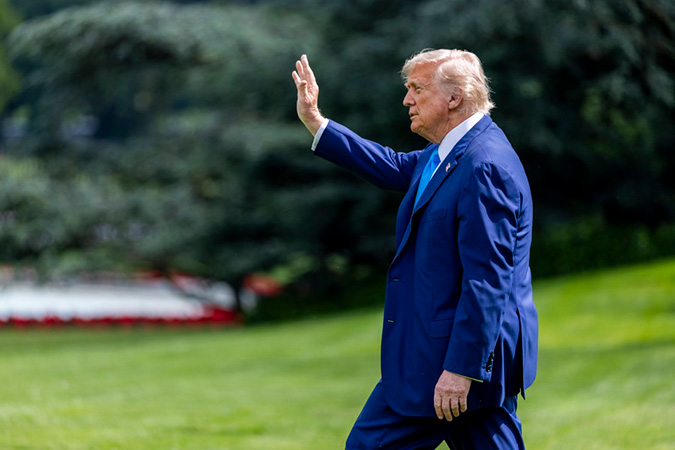 Trump culpa a la "izquierda radical" de instigar y financiar las protestas de Los Ángeles