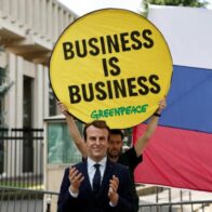 Activistas roban la figura de Macron del museo de cera y la muestran en la embajada rusa