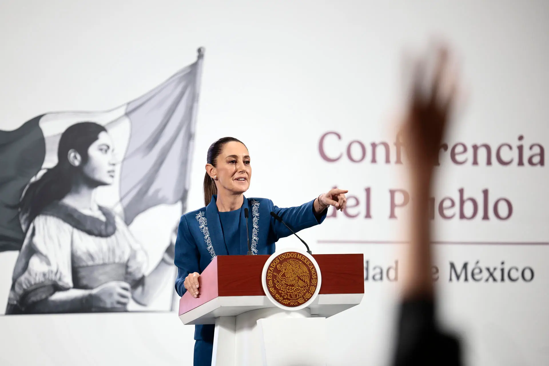 Sheinbaum admite que bandera de México en protestas de EEUU puede ser una "provocación”