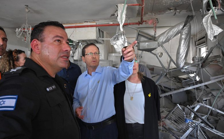 Herzog visita la zona donde un misil iraní mató a cuatro israelíes: "Es pura maldad"